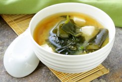 Japanese_miso_soup_with_tofu_and_seaweed_2.jpg
